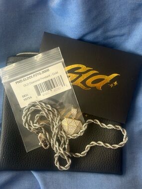 20” White gold GLD 4mm rope chain w/ GLD Diamond pendant.